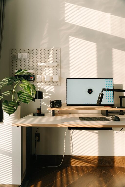 Consejos para organizar un espacio de trabajo en casa que promueva productividad y bienestar